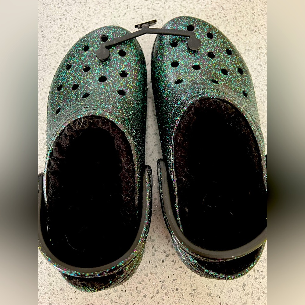 🆕 Green glitter LINED Crocs Women’s 8/ Men’s 6